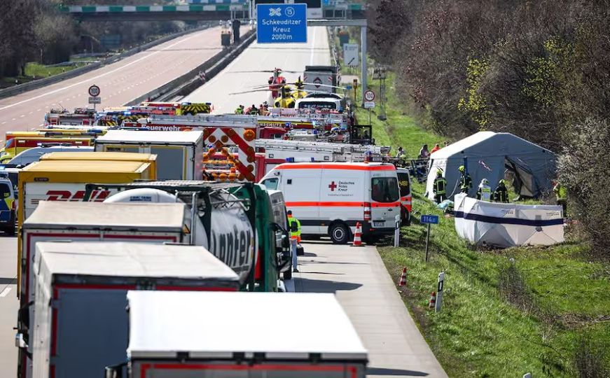 Tragedija u Njemačkoj: Najmanje pet osoba poginulo u prevrtanju autobusa