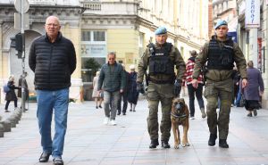 Šta se dešava na ulicama Sarajeva? Policajci sa psom izazvali znatiželju građana