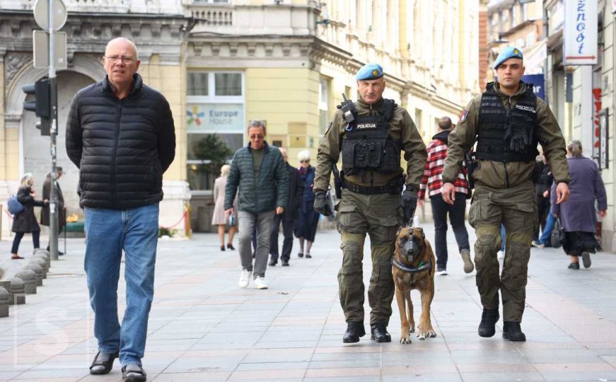 Šta se dešava na ulicama Sarajeva? Policajci sa psom izazvali znatiželju građana