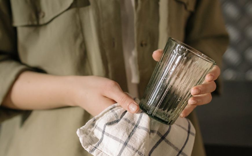 Bijele mrlje na čašama i izblijedjeli peškiri: Upozorenje na skriveni problem u vašem domu