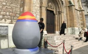 Lijepi prizori ispred sarajevske katedrale: Benjamin Čengić i Obojena Klapa farbaju uskršnje jaje