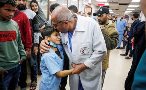 Mali heroj iz Palestine: Upoznajte dječaka koji volontira u bolnici i pomaže ranjenima