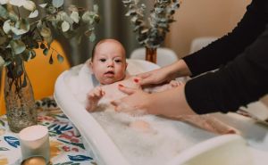 Stručnjaci odgovaraju: Koliko često bi se bebe trebale kupati?