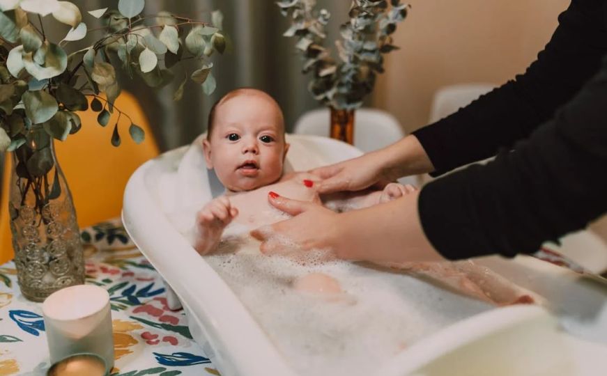 Stručnjaci odgovaraju: Koliko često bi se bebe trebale kupati?