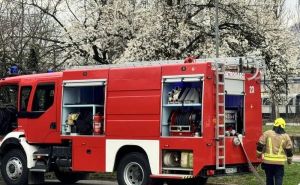 Požar u Sarajevu: Gori automobil, vatrogasci na hitnoj intervenciji