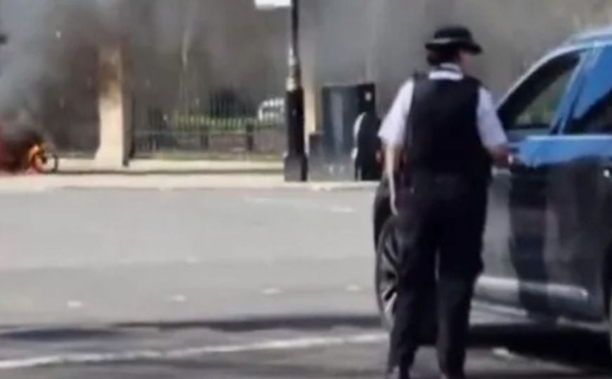 Šta se dešava u Londonu? Veliki požar ispred palate Buckingham