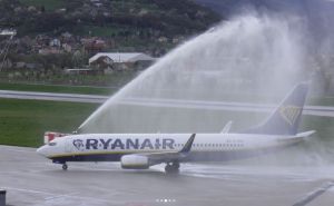 Anketa | Avion Ryanaira prvi put sletio u Sarajevo. Pogledajte prve fotografije