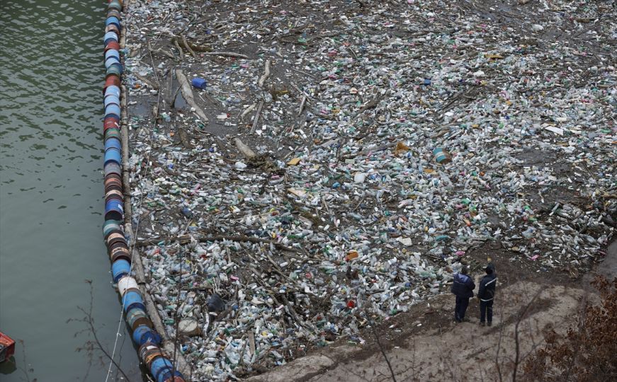 Plutajući otpad na Drini: "Najviše je drva, plastike ima najmanje, bude leševa životinja"