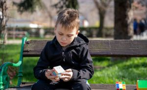 Fascinantna priča iz bh. grada: Osmogodišnji Mirza Ćosić postaje legenda Rubikovih kocki
