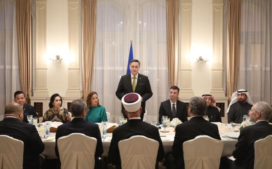 Denis Bećirović u zgradi Predsjedništva organizirao iftar za ambasadore i reisa Kavazovića