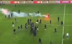 Haos na Poljudu: Torcida upala na teren, igrači pobjegli u tunel