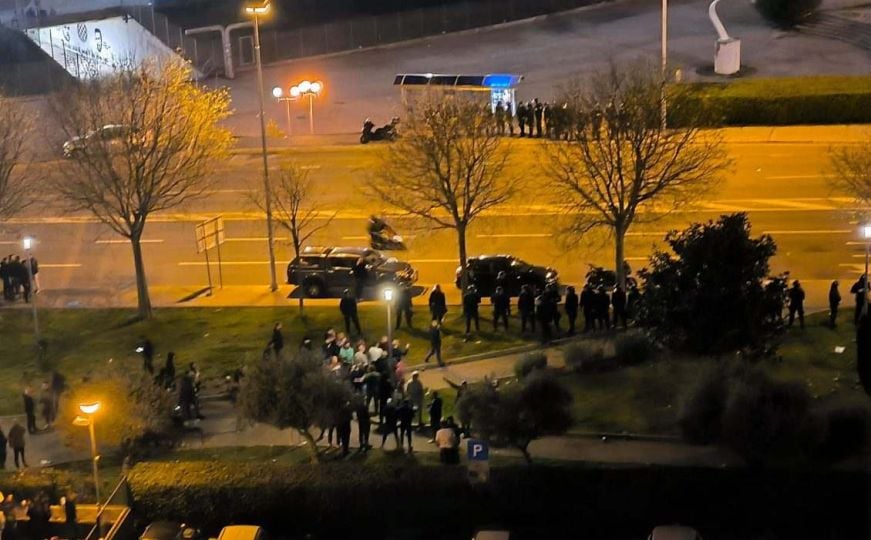 Neredi u Splitu: Uhapšeno više od 50 osoba, tri policajca prevezena u bolnicu
