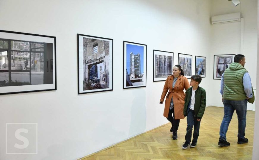 Sjećanje na Sarajevo kroz objektiv: Izložba fotografija 'Grad ljubavi i stradanja'