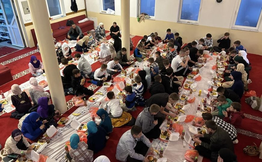 Lijepa priča: Organizovan iftar za stotinu djece iz Srebrenice