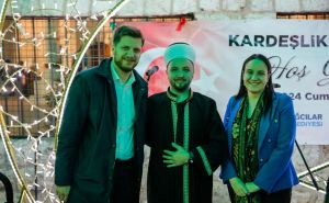 Iftar na Baščaršijskom trgu za Lejletu-l-kadr: Prisustvovali Irfan Čengić i Benjamina Karić
