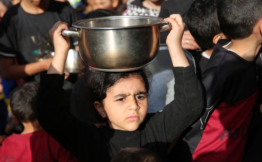 Humanitarna katastrofa: Ljudi u Gazi satima čekaju u redu kako bi dobili obrok