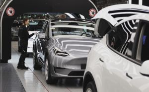 Reuters tvrdi, Musk negira: Prekida li Tesla razvoj jeftinog e-automobila?