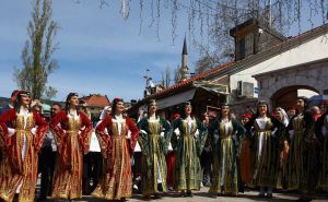 Svečani defile na sarajevskim ulicama: Tradicionalni plesovi povodom Dana Grada Sarajeva
