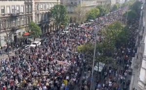 Deseci hiljada ljudi izašli na ulice Budimpešte, protestuju protiv Orbana