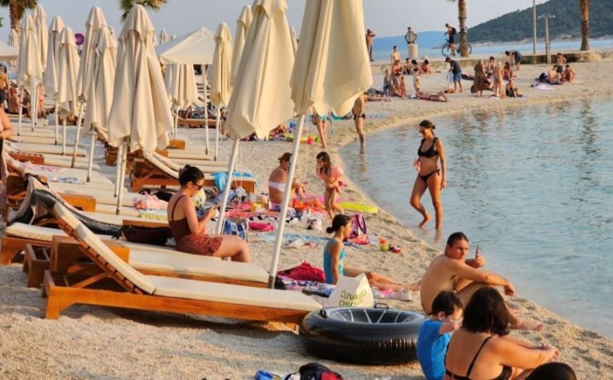 Otvorena sezona kupanja: Pogledajte fotografije s jedne od najpopularnijih plaža u Hrvatskoj