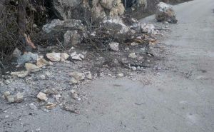 Veliki odron kamenja kod Mostara: Povrijeđene dvije osobe, automobili zatrpani, dva završila u vodi