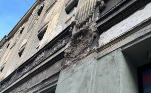 Novo obrušavanje fasade u centru Sarajeva: Građani u strahu, traže brzu reakciju vlasti