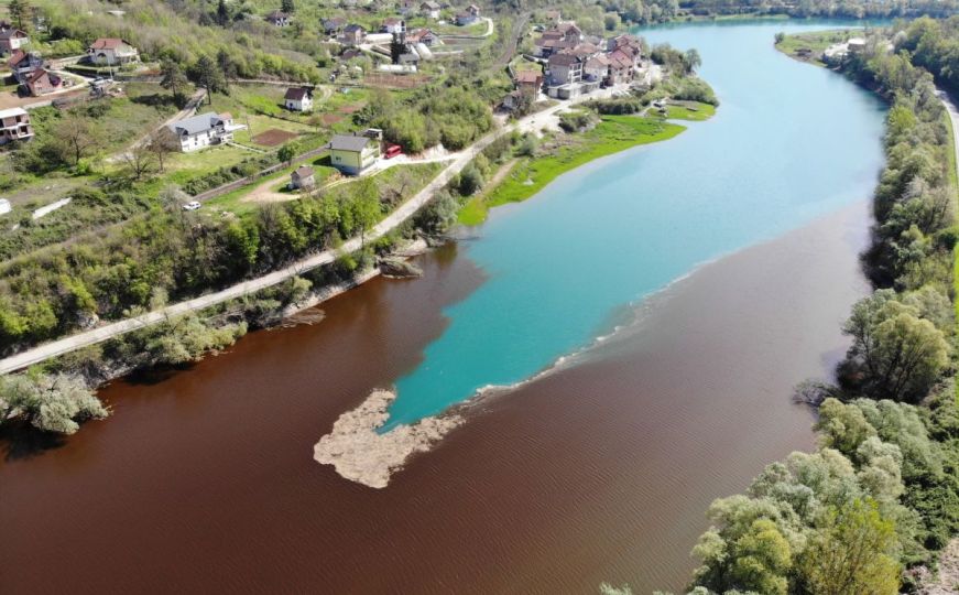 Scene iz horor filmova: Jablaničko jezero zahvaćeno cvjetanjem algi, šta je uzrok?