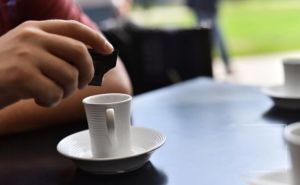 Cijena kafe u kafićima u većim gradovima u BiH ide i do 6 KM. Evo koliko košta ručak za tri slijeda