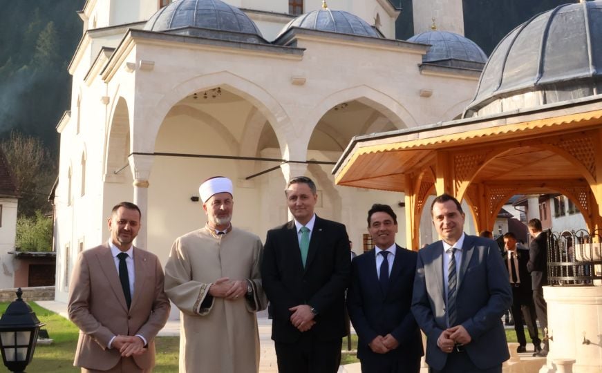 Klanjan prvi bajram-namaz u džamiji Sinan-bega Boljanića u Čajniču nakon 32 godine