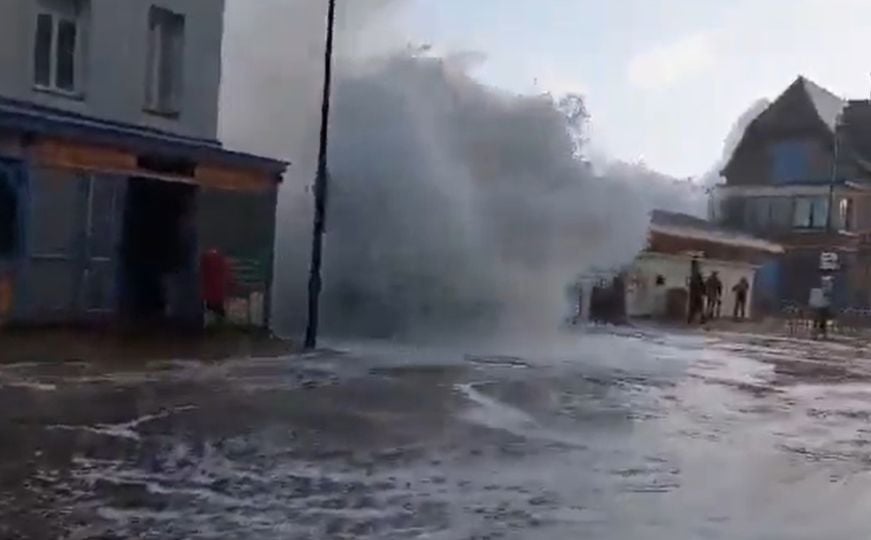 Paklena kombinacija plime i oluje: Ogromni valovi u sekundi potopili ulicu, građani zaprepašteni