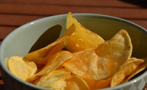 Nema friteze i ulja: Napravite čips od krompira u mikrovalnoj pećnici