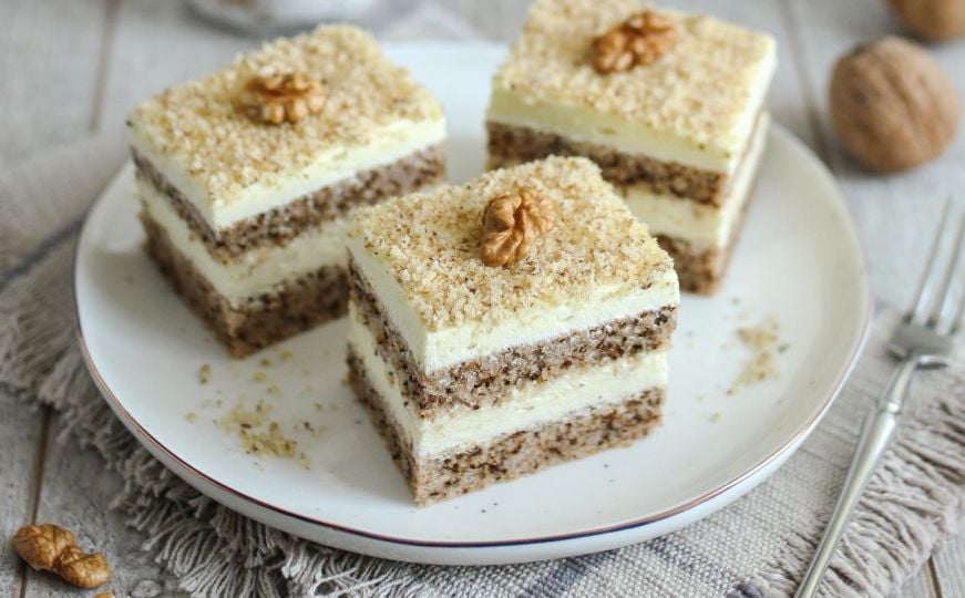 Recept za Mozart kocke: Ukusni kolač s kremom od vanilije i orašastim biskvitom