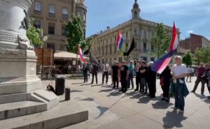 'Crnokošuljaši' sa zastavama ispred crkve u Zagrebu puštali Thompsona i uzvikivali ustaške pozdrave