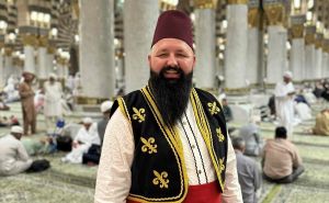 Imam iz BiH izazvao oduševljenje u Medini: U bosanskoj narodnoj nošnji došao u Poslanikovu džamiju