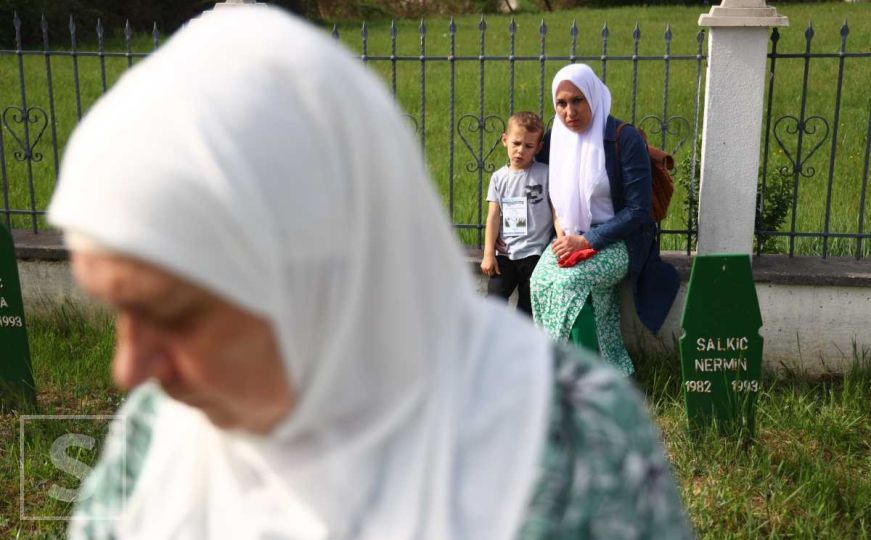 Porodice ubijenih civila obilaze mezarje u Vitezu: Prisjećaju se strašnih događaja