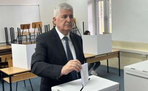 Izbori za Hrvatski sabor: Čović u pratnji supruge Bernardice glasovao u Mostaru