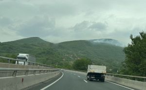 Šumski požar u blizini Kaknja, vidljiv i sa autoputa