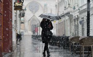 Snijeg iznenadio građane: Pogledajte kako se Sarajevo zabijelilo, građani iz majica u zimske jakne