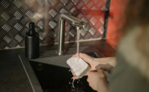 Stručnjaci otkrivaju: Koliko vode zaista troši mašina posuđa u usporedbi s ručnim pranjem?