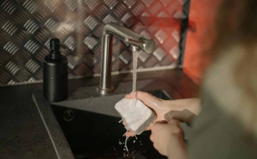 Stručnjaci otkrivaju: Koliko vode zaista troši mašina posuđa u usporedbi s ručnim pranjem?