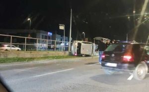 Saobraćajna nesreća na Stupu: Prevrnuo se automobil, policija i Hitna pomoć na terenu