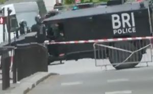 Napeta situacija u Parizu: Muškarac prijetio da će aktivirati eksploziv na sebi