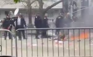 Strašne scene: Muškarac se zapalio ispred zgrade suda u New Yorku tokom suđenja Trumpu