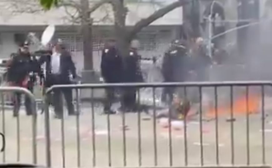 Strašne scene: Muškarac se zapalio ispred zgrade suda u New Yorku tokom suđenja Trumpu