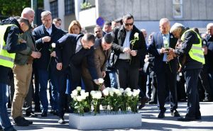 Delegacije iz RS stigle u bivšu Dobrovoljačku ulicu: Položili cvijeće i zapalili svijeće
