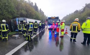 Užas u Njemačkoj: Prevrnuo se autobus, povrijeđeno 27 učenika   