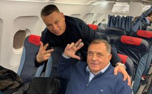I u zraku podigli tri prsta: Dodik i Nešić otputovali u Rusiju, objavili fotografiju iz aviona
