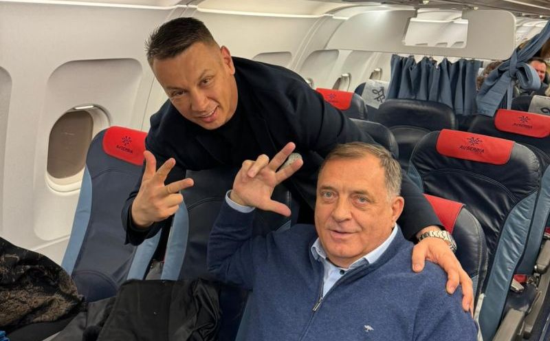 Dodik i Nešić otputovali u Rusiju: Objavili fotografiju iz aviona, (ponovo) podigli tri prsta