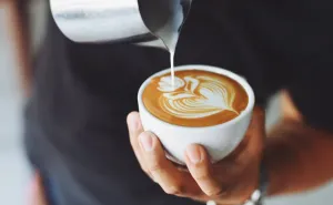 Zašto kafa i mlijeko nisu uvijek dobra kombinacija uz doručak?