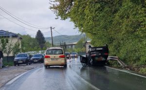 Saobraćajna nesreća kod Sarajeva: Prevrnuo se automobil na cesti, stvorene gužve